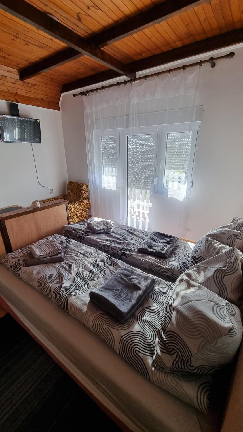 Bed, Living room, Photo of the whole room, Bedroom