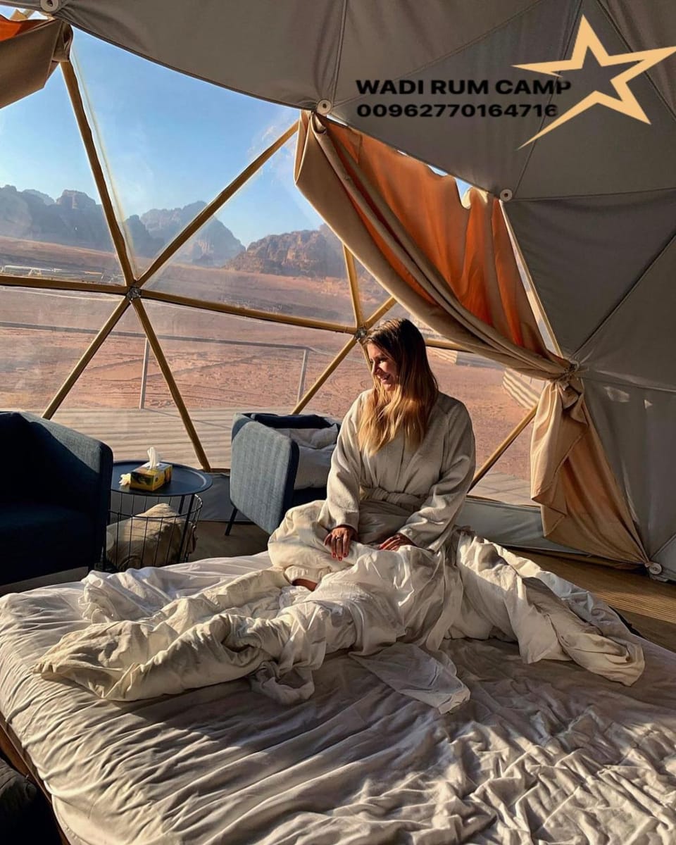 Property building, Bed, People, Natural landscape, Photo of the whole room, Bedroom, Mountain view, group of guests, towels