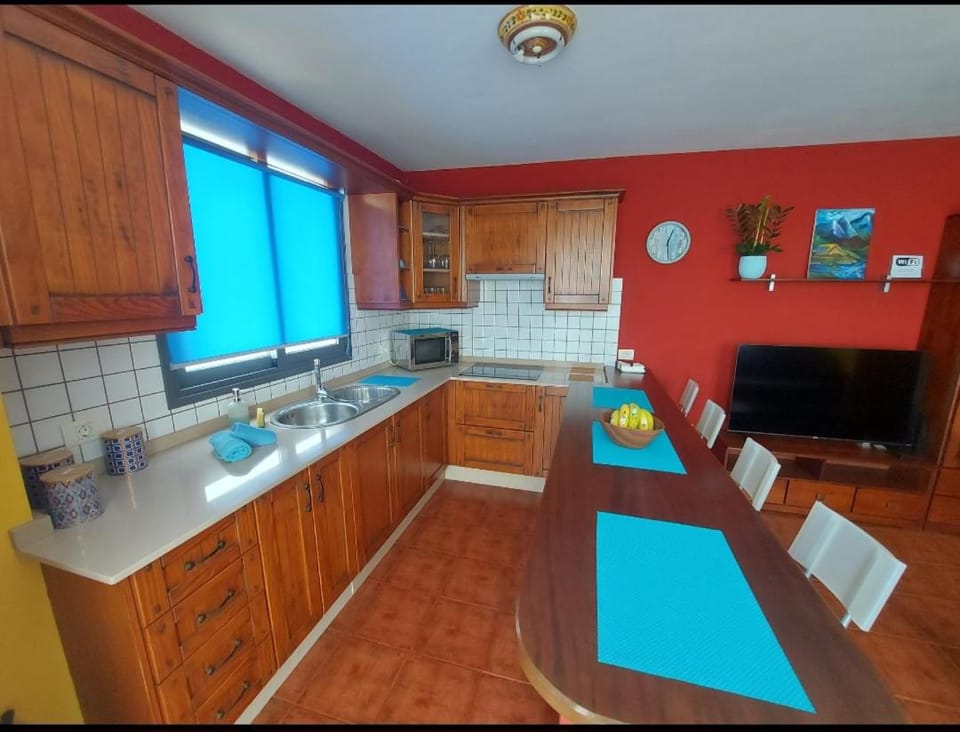 Communal lounge/ TV room, TV and multimedia, Kitchen or kitchenette, Dining area, Evening entertainment, minibar, stove