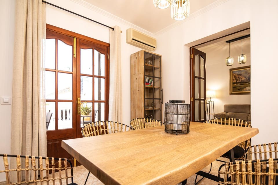 Living room, Seating area, Dining area, air conditioner