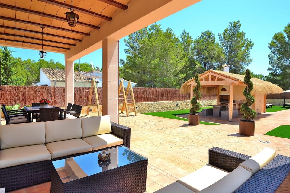 Property building, Patio, Spring, Day, Garden, View (from property/room), Living room, Seating area, Dining area, Garden view, sunbed