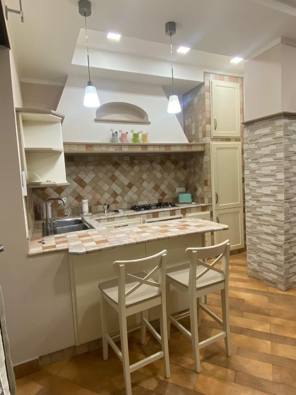 Kitchen or kitchenette, minibar, stove