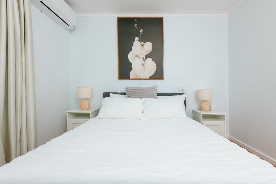 Bed, Bedroom, air conditioner