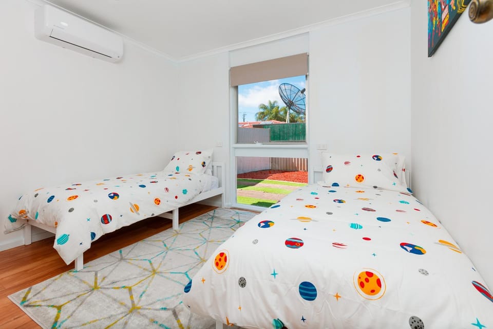 Bed, Bedroom, air conditioner