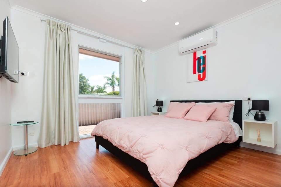 Bed, Photo of the whole room, Bedroom, air conditioner