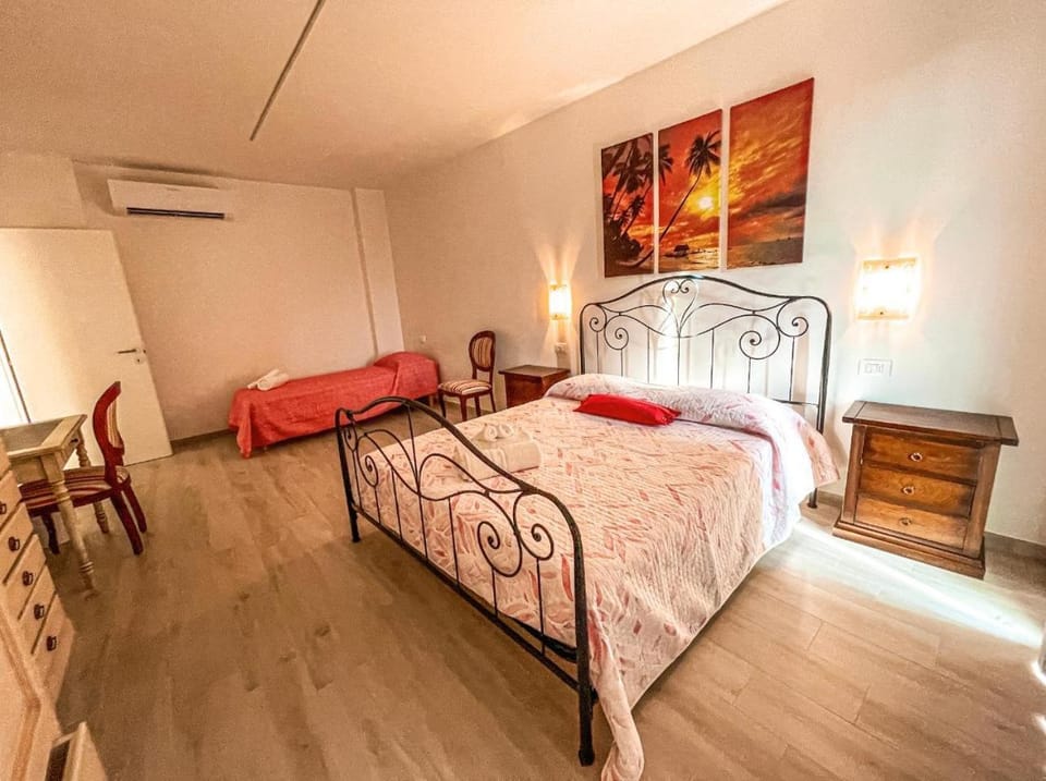 Photo of the whole room, Bedroom, air conditioner