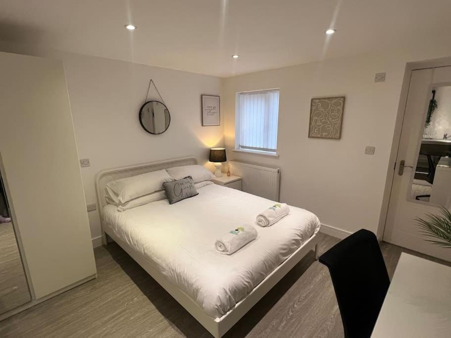 2 Studio flat, 50m from Airbus Apartment in Bristol
