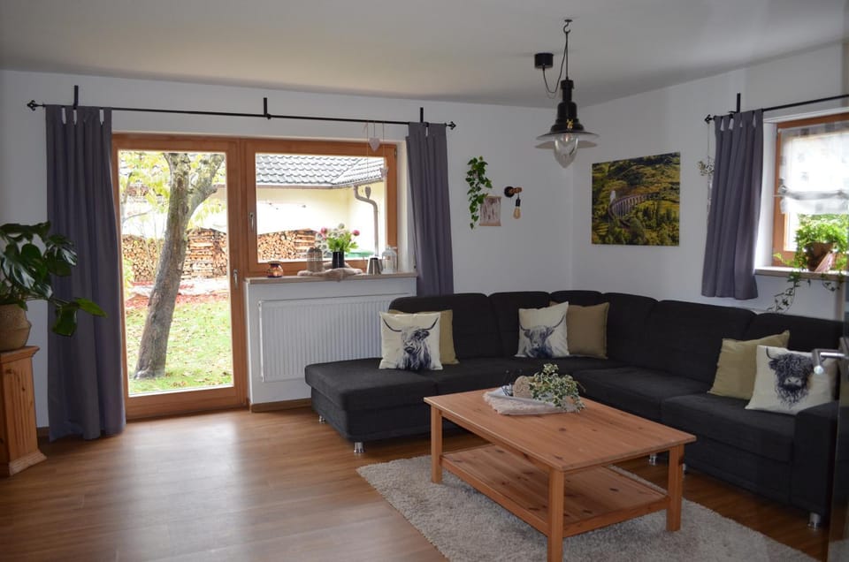 Vier-Zimmer-Wohnung mit Garten zwischen Salzburg und Königssee Apartment in Berchtesgadener Land