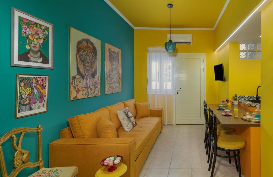 TV and multimedia, Living room, Seating area, Dining area, air conditioner