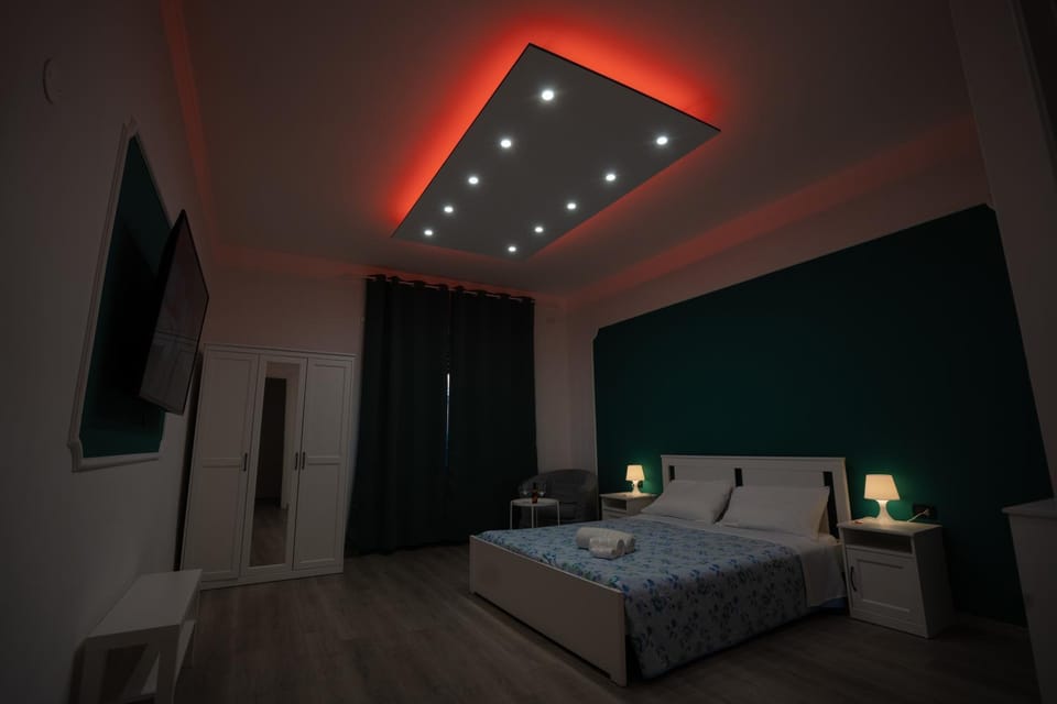 Bed, TV and multimedia, Photo of the whole room, Bedroom