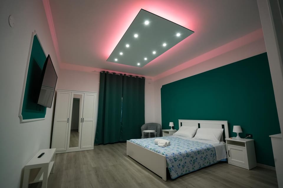 Bed, TV and multimedia, Photo of the whole room, Bedroom