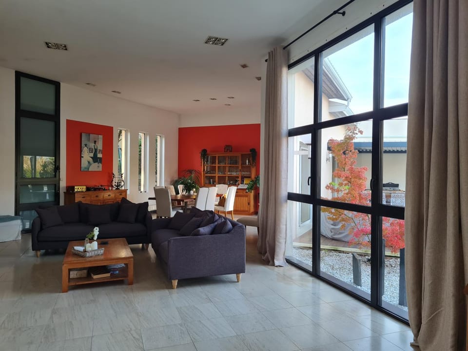 Communal lounge/ TV room, Living room, Seating area