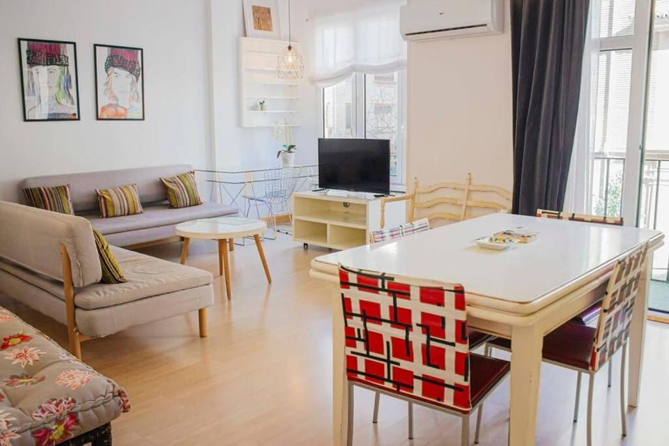 TV and multimedia, Living room, Seating area, Dining area, air conditioner