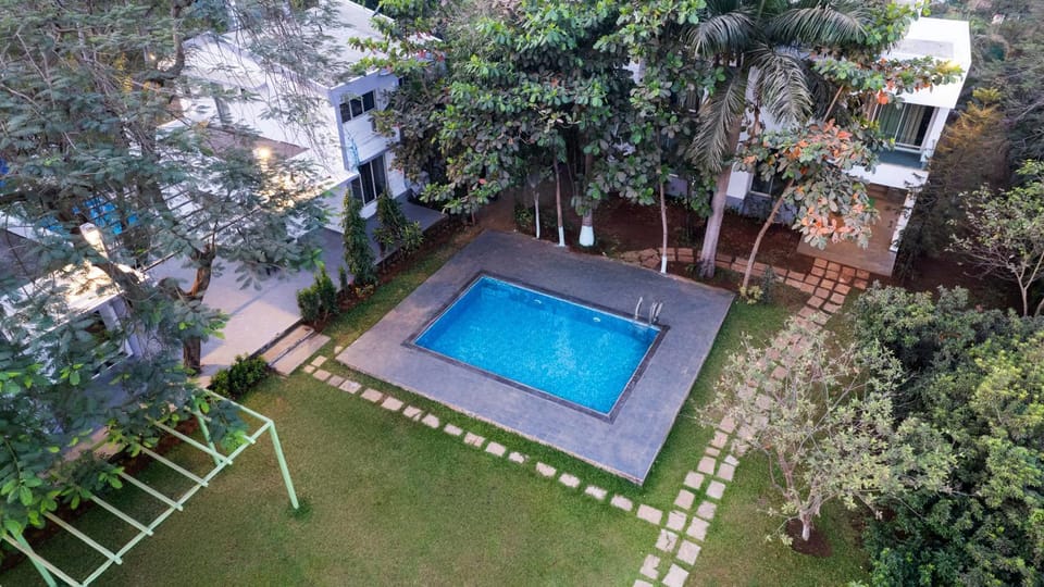 Property building, Spring, Day, Natural landscape, Bird's eye view, Garden, Garden, Garden view, Pool view, Swimming pool, Swimming pool, Inner courtyard view
