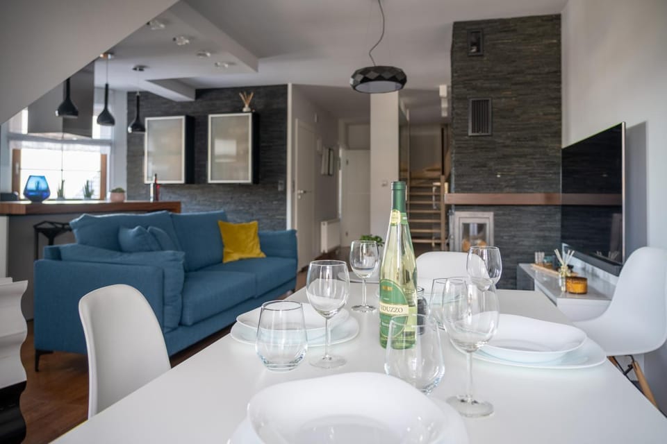 TV and multimedia, Living room, Seating area, Dining area