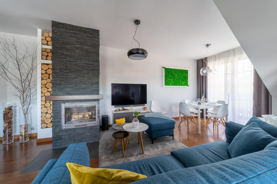 TV and multimedia, Living room, Seating area, Evening entertainment