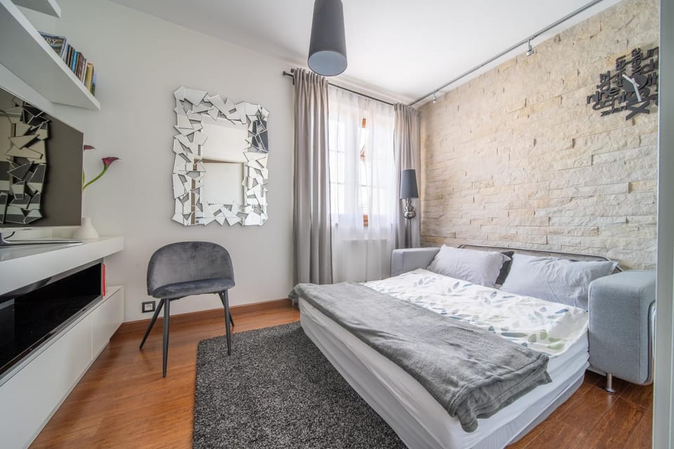 Photo of the whole room, Bedroom, towels