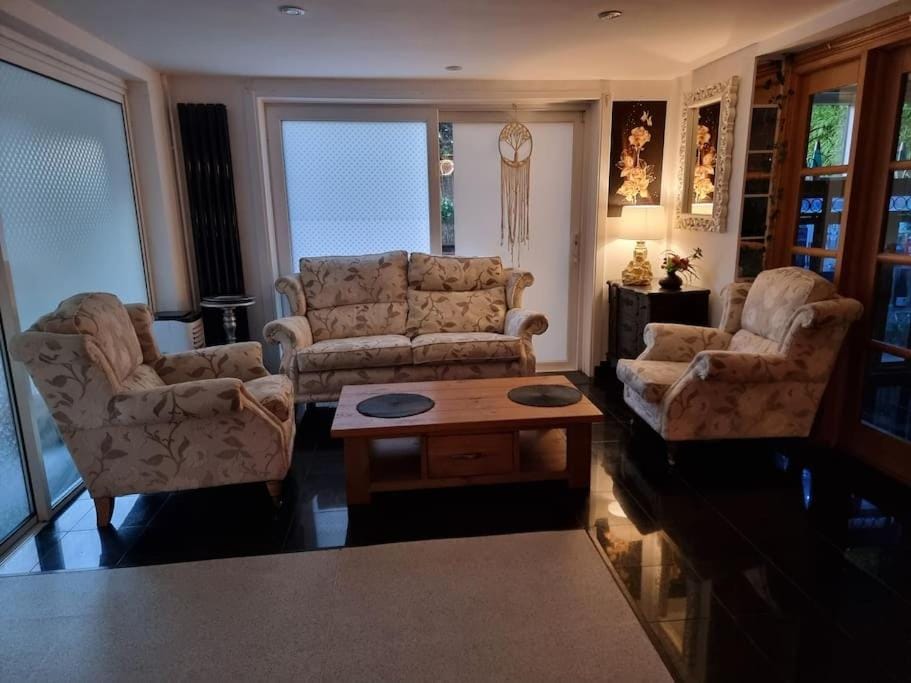 Entire Spacious 4 Bedroom Zen House with Garden View House in Bromley