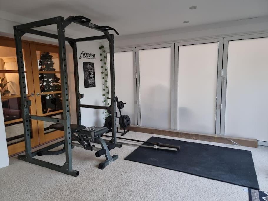 Entire Spacious 4 Bedroom Zen House with Garden View House in Bromley