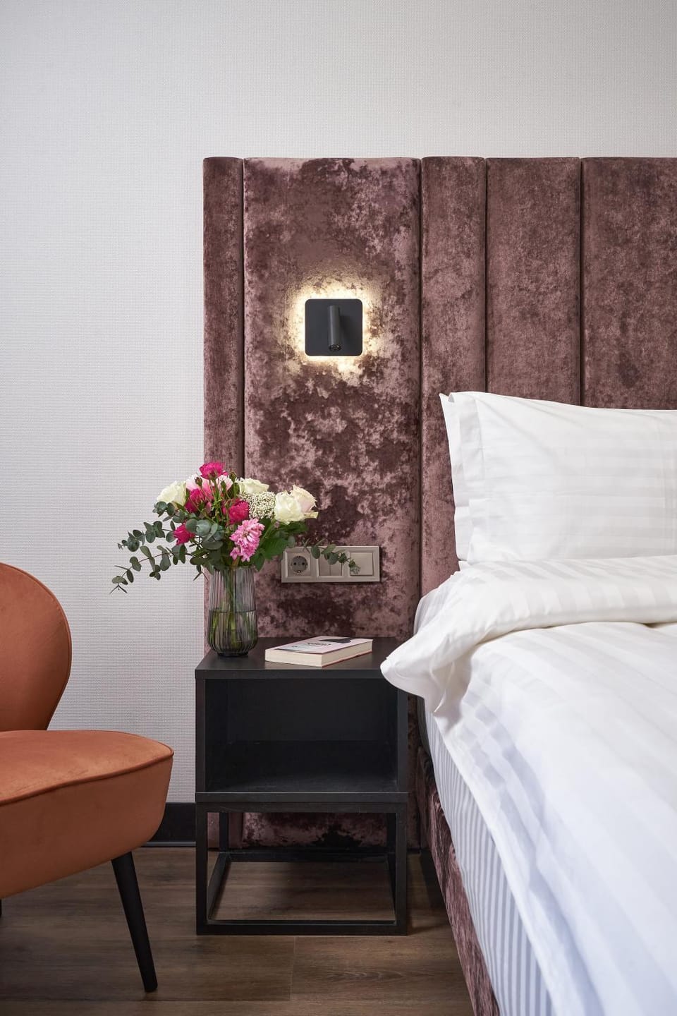 Facade/entrance, Bed, Photo of the whole room, Bedroom