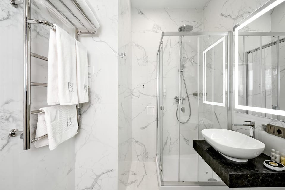 Shower, Toilet, Bathroom, towels