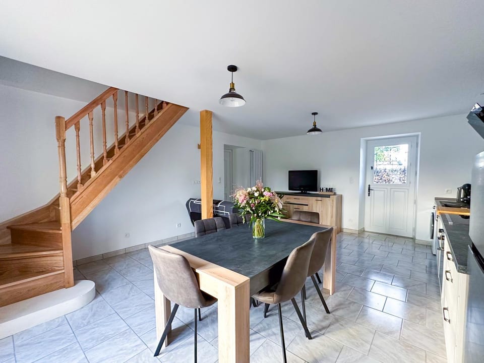 TV and multimedia, Kitchen or kitchenette, Dining area