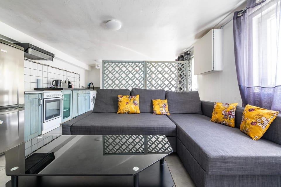 Communal lounge/ TV room, Living room, Seating area