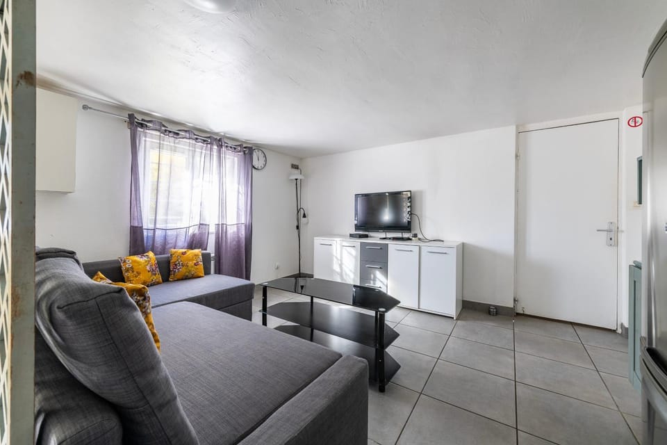 Property building, Communal lounge/ TV room, TV and multimedia, Living room, Seating area