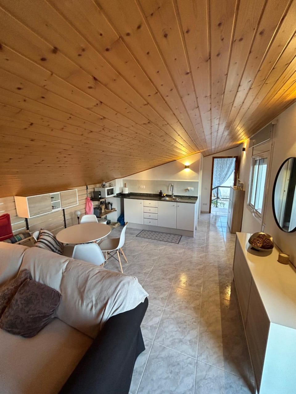 Kitchen or kitchenette, Dining area
