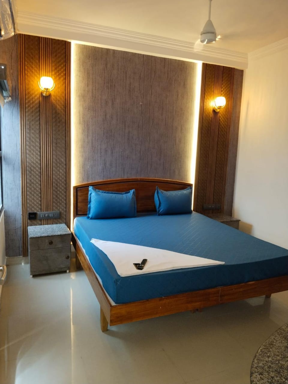 Bed, Photo of the whole room, Seating area, Bedroom