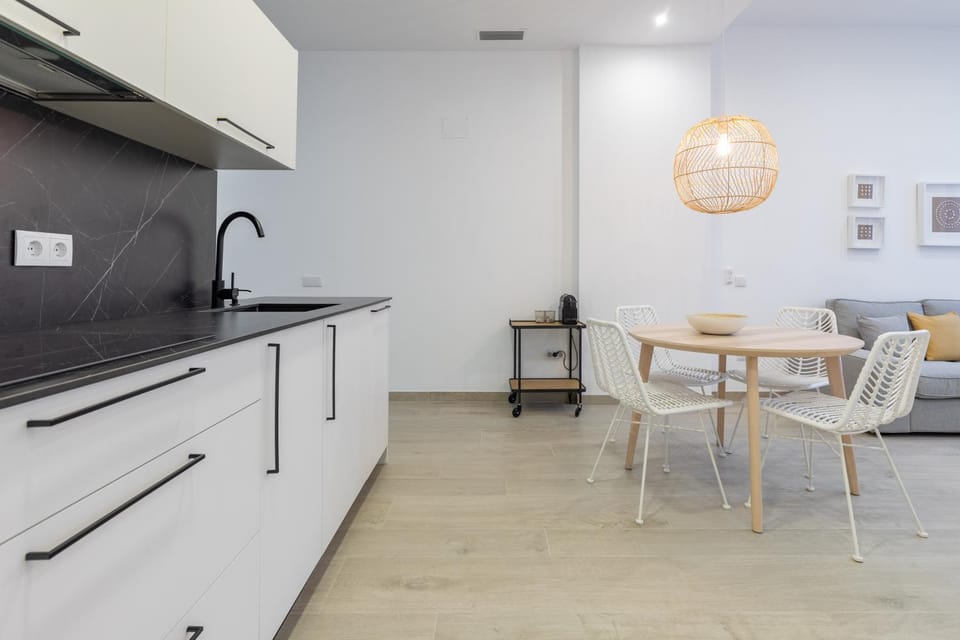 Kitchen or kitchenette, Dining area