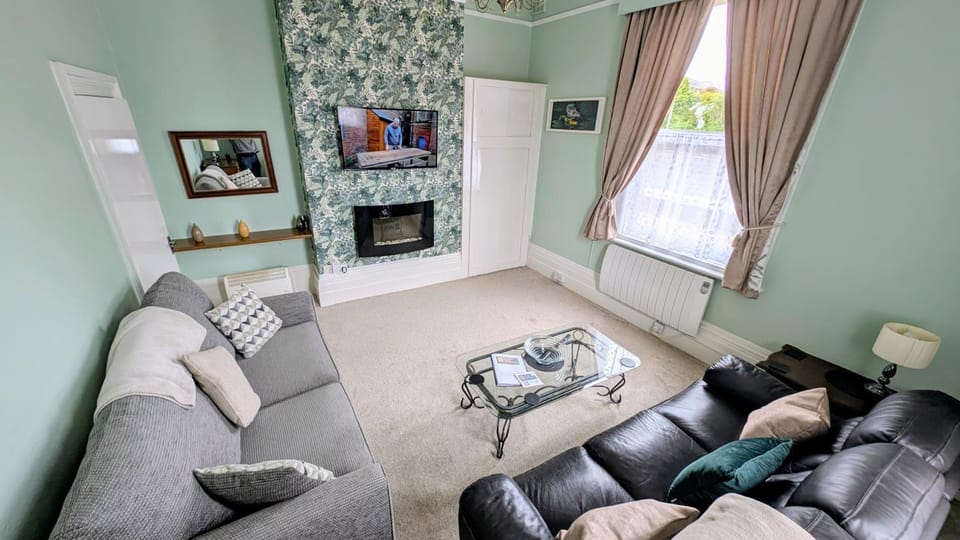 TV and multimedia, Living room, Seating area, Evening entertainment
