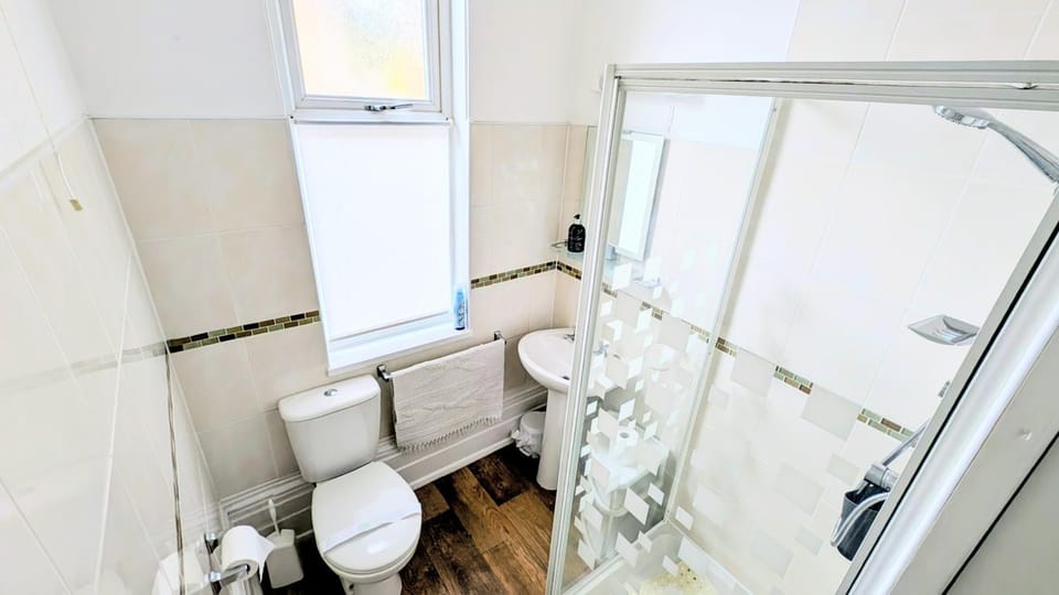 Shower, Toilet, Bathroom, towels
