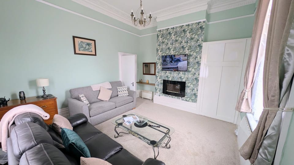 TV and multimedia, Living room, Seating area, Evening entertainment