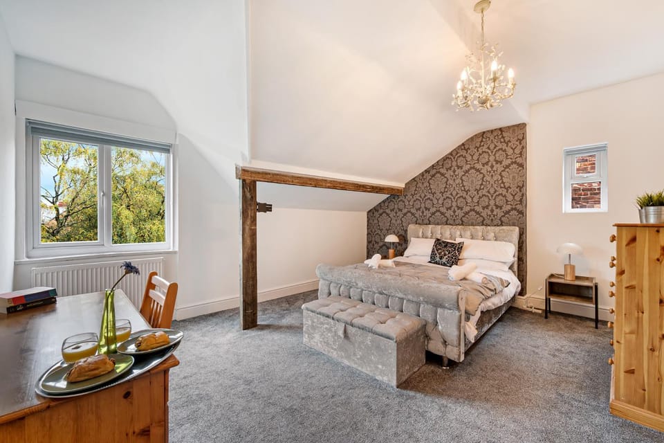 Bed, Living room, Photo of the whole room, Seating area, Bedroom