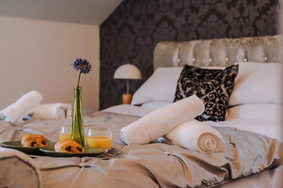 Bed, Other, Photo of the whole room, Bedroom, towels