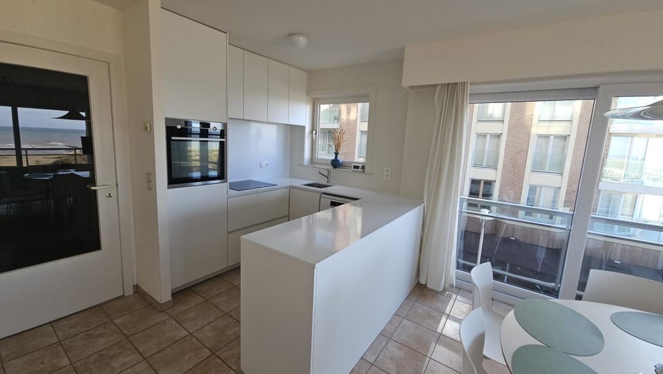 Kitchen or kitchenette, Dining area, stove