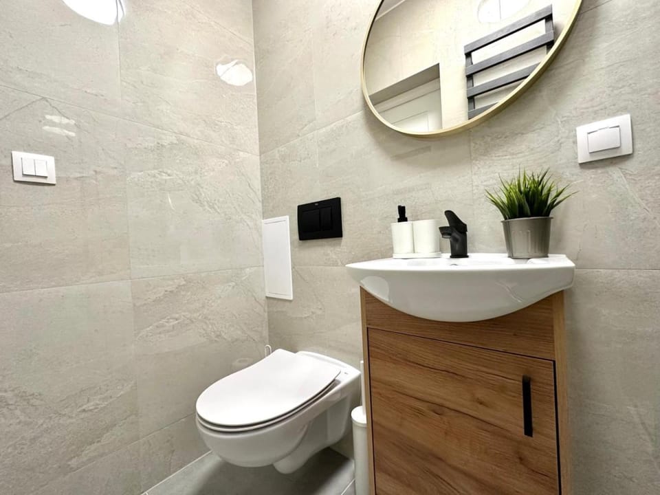 Toilet, Bathroom, towels