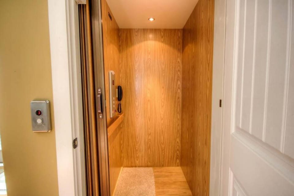 Luxury Townhouse w/ Golf Cart & Private Elevator Villa in Carolina Beach