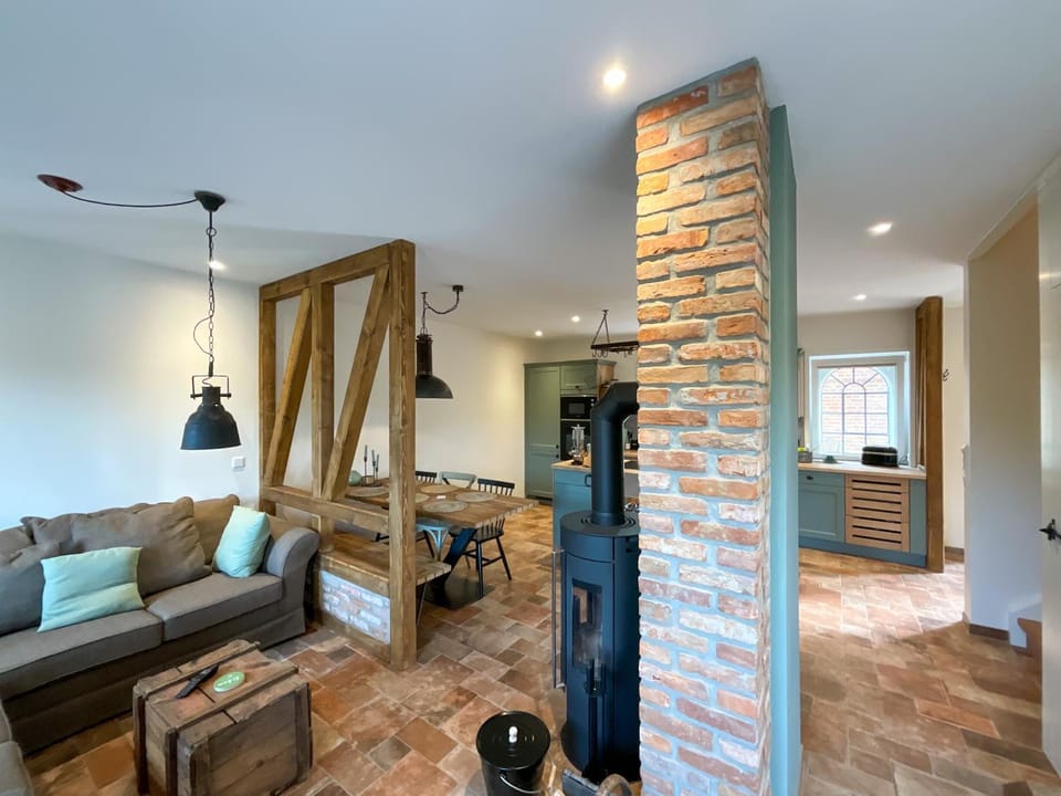TV and multimedia, Kitchen or kitchenette, Living room, Seating area, flat iron