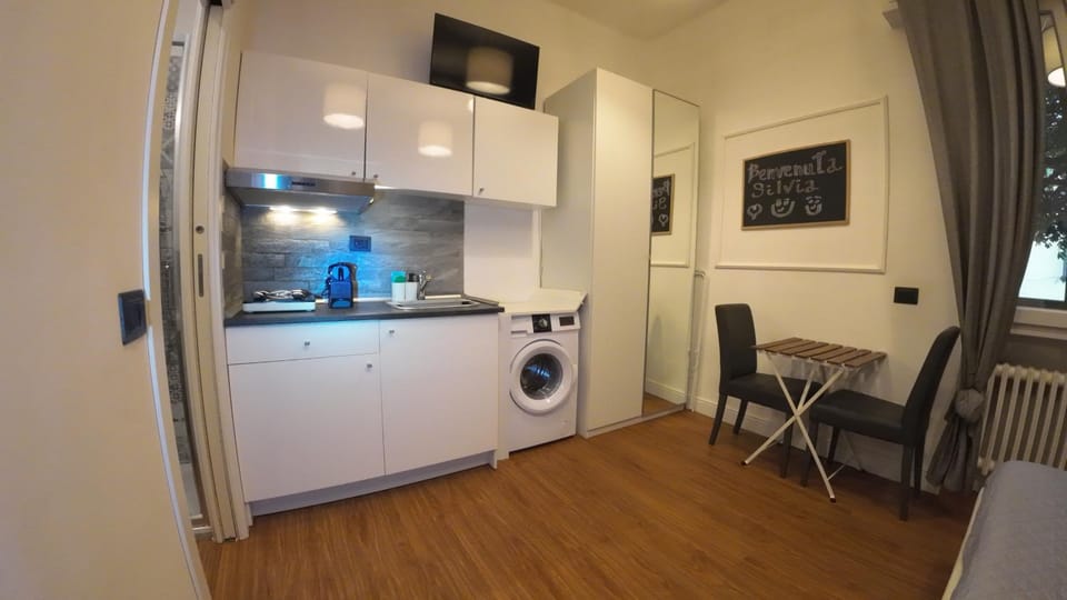 Kitchen or kitchenette, Seating area, Dining area, minibar, stove, washing machine