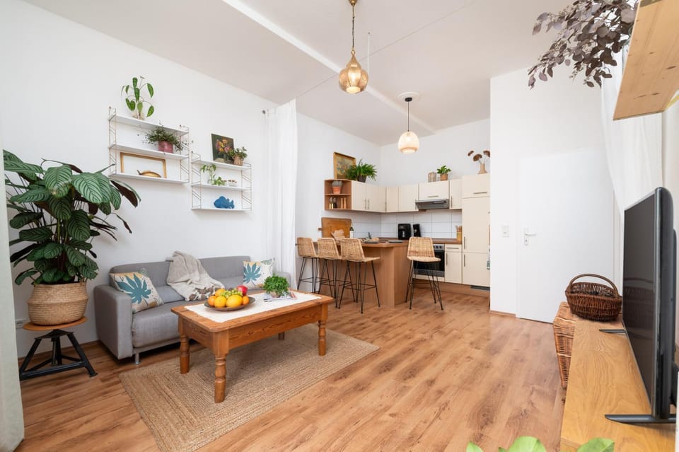 TV and multimedia, Kitchen or kitchenette, Living room, Dining area, locker, pet friendly, stove, kitchen