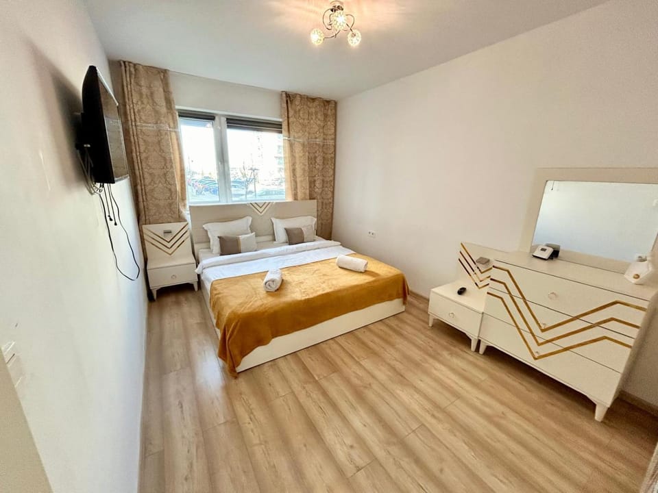 Bed, TV and multimedia, Living room, Photo of the whole room, Seating area, Bedroom