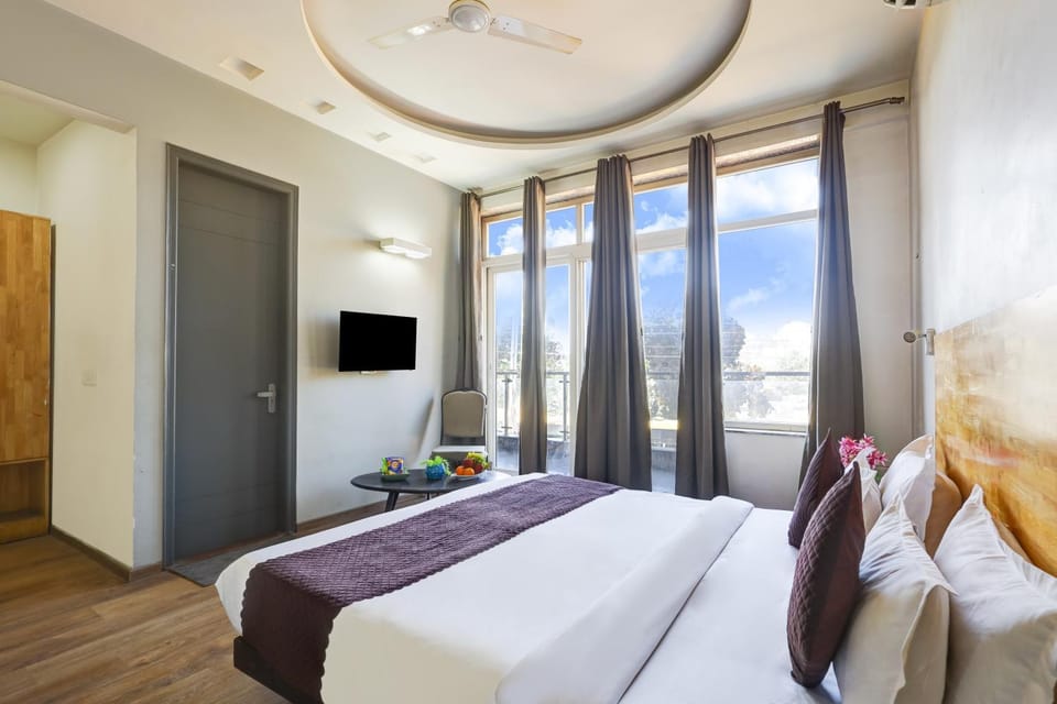 Bed, TV and multimedia, Bedroom