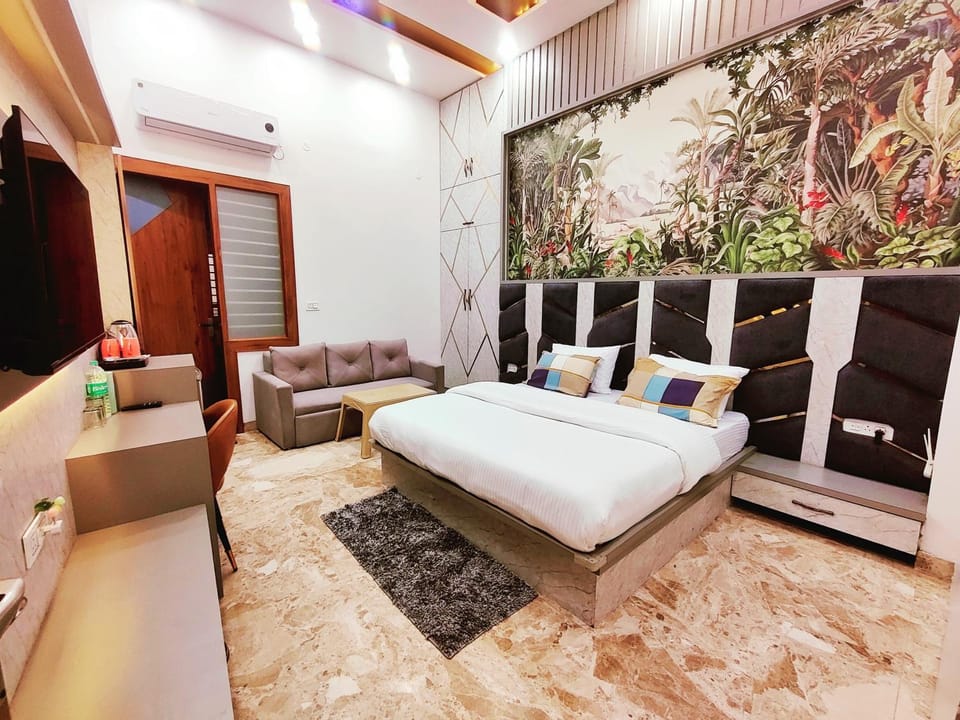 Bed, TV and multimedia, Living room, Photo of the whole room, Seating area, Bedroom