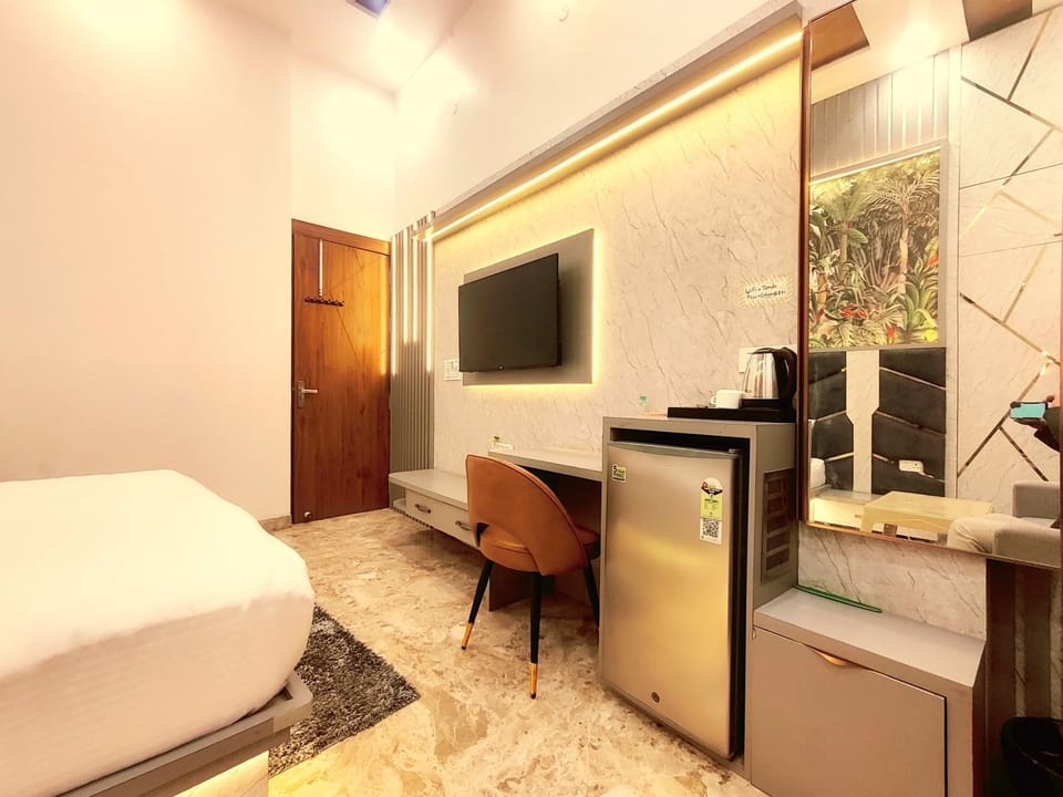 Bed, TV and multimedia, Photo of the whole room, Bedroom, hair dresser, minibar