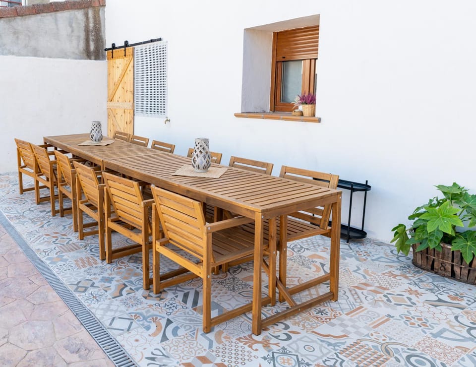 Patio, Day, Dining area