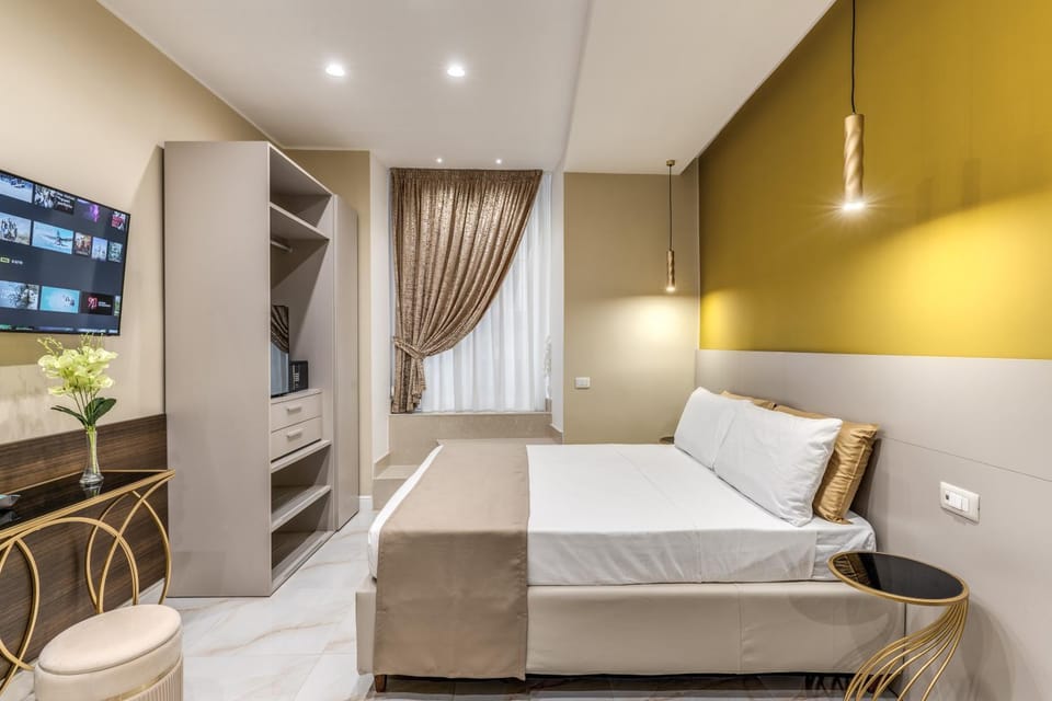 Bed, TV and multimedia, Photo of the whole room, Seating area, Bedroom