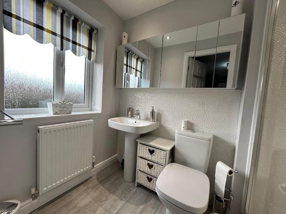 Spacious House To Accommodate 6 House in England