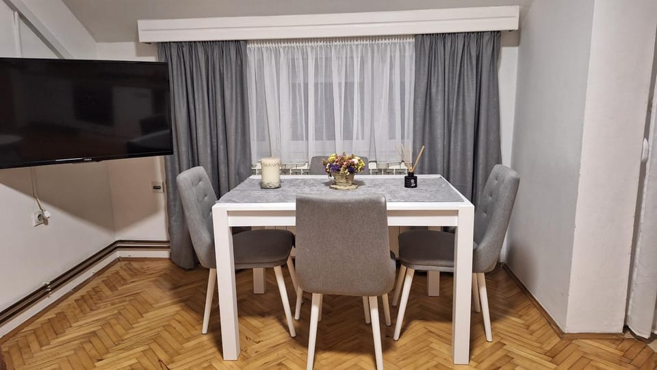 TV and multimedia, Living room, Seating area, Dining area